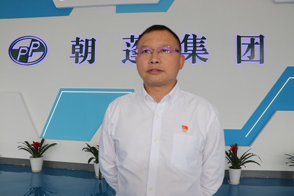 章朝蓬接受采访_副本.jpg