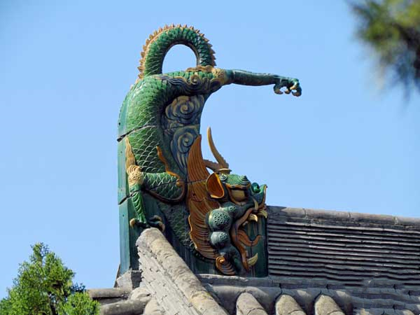 05风穴寺殿堂屋顶的怪兽.jpg