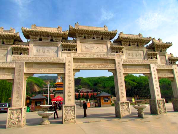01中原大佛风景区石牌坊.jpg