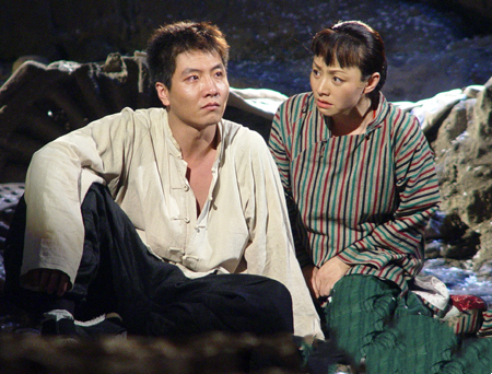 4剧中人白孝文(左 荆浩 饰)与小娥 拷贝.jpg