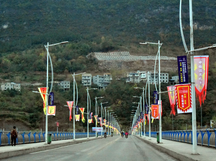 010思南乌江上的大桥.jpg