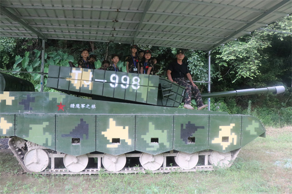 坐上坦克.jpg