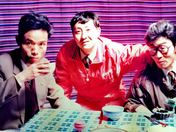 1657183122668930.jpg 05与两位编剧在外景地.jpg