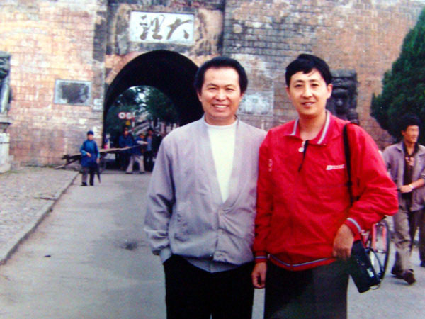 1657183229193239.jpg 013与导演黄健中.jpg