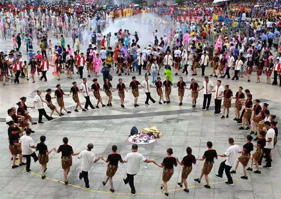 保亭嬉水节狂欢1.jpg