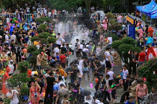保亭嬉水节狂欢3.jpg