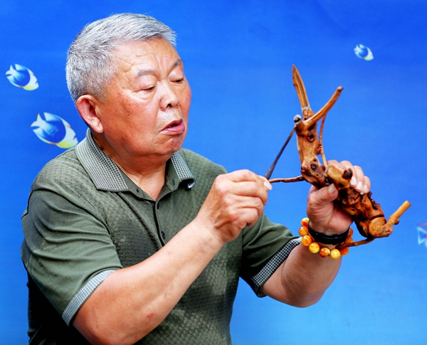 河南虞城：八旬老人与他的根雕作品