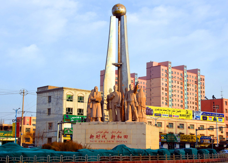 1657693106634229.jpg 01新疆和田市中心雕塑(摄影.jpg