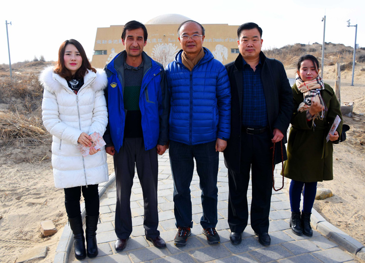 1657693675127134.jpg 07记者一行与木塔力甫买买提.jpg