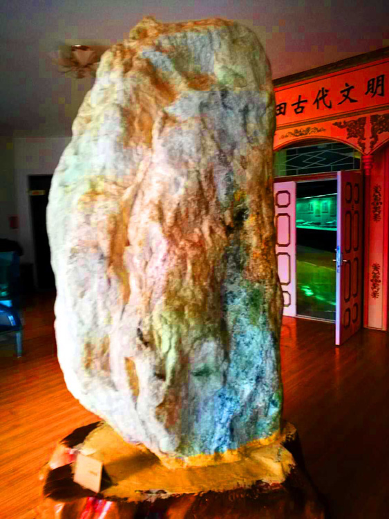 1657693857619124.jpg 016和田地区博物馆迎门的大玉.jpg