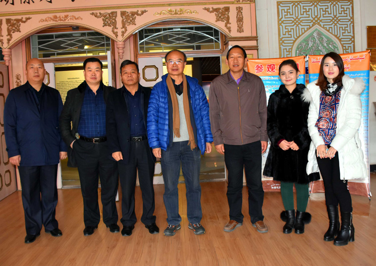 1657693913117479.jpg 019与和田地区博物馆工作人员.jpg