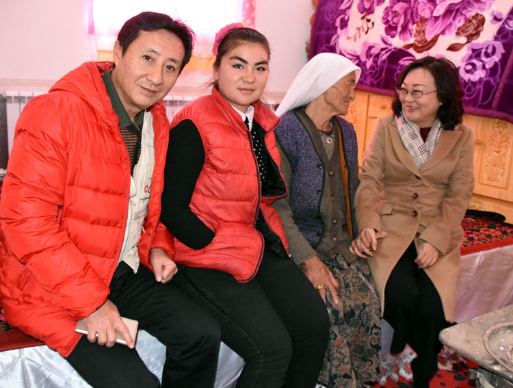 1657694135305809.jpg 029家访库尔班吐鲁木.jpg