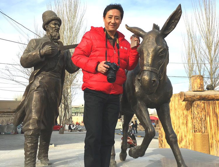 1657694202406585.jpg 032小镇雕像留影.jpg