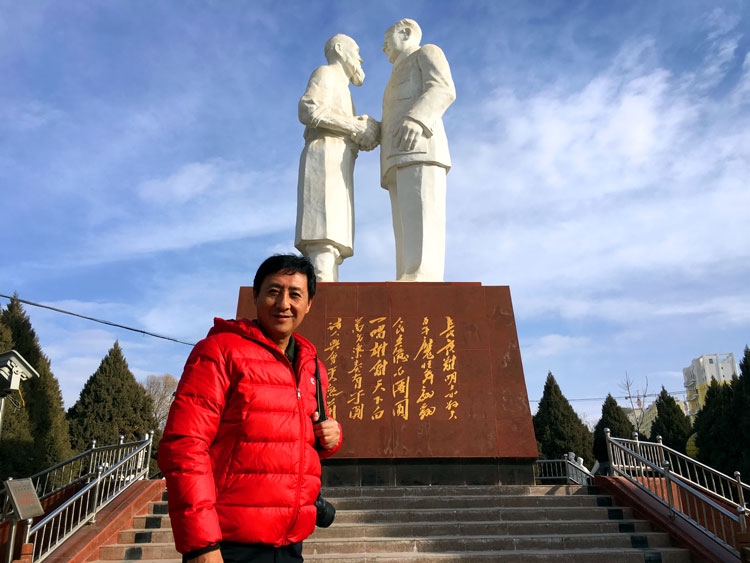 1657694220414862.jpg 033库尔班小镇留影.jpg