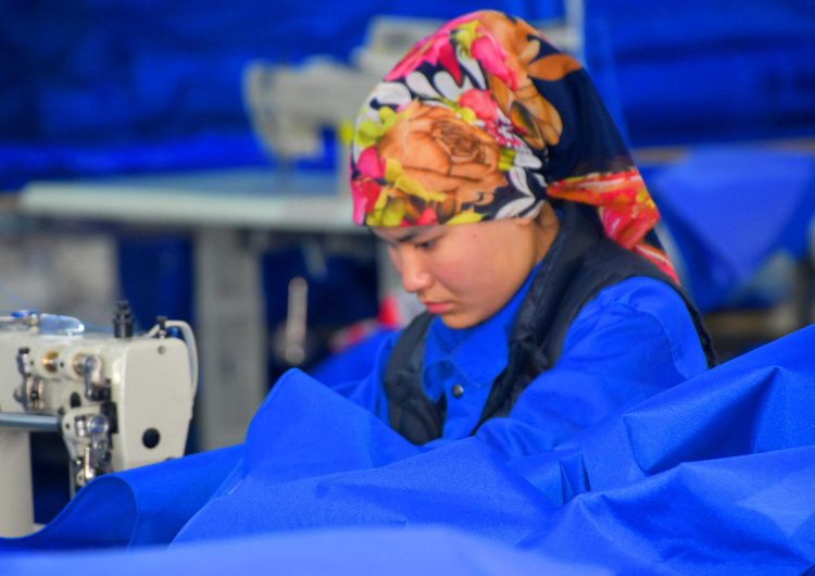 1657694381900191.jpg 037专心致志工作的维族姑娘(.jpg