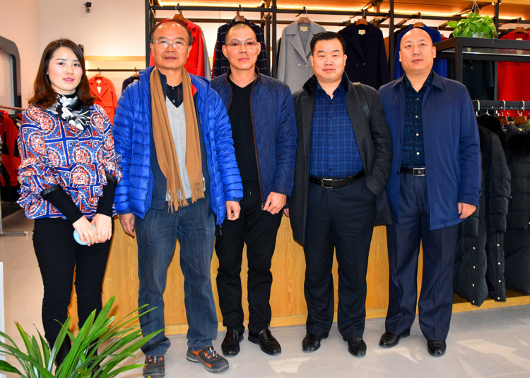 1657694403369946.jpg 038记者与内地对口支援的丝绸.jpg