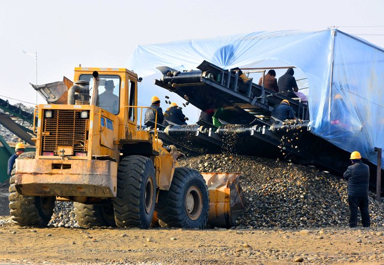 1657694448126197.jpg 040和田玉石开采现场(摄影:.jpg