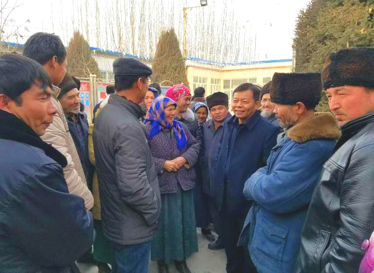 1657694508108769.jpg 043与乡民交流蒋成章.jpg