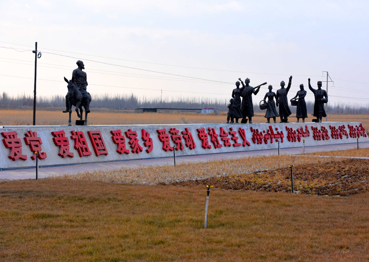 1657694587544255.jpg 047于田县城的民族大团结雕像.jpg