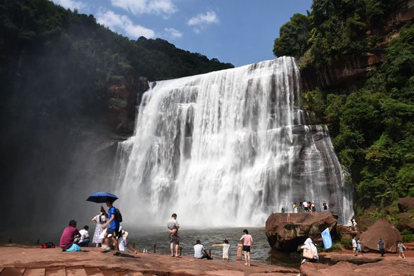 贵州赤水：丹霞旅游区大瀑布引客来