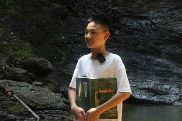 小朋友也加入了诗朗诵行列_副本.jpg