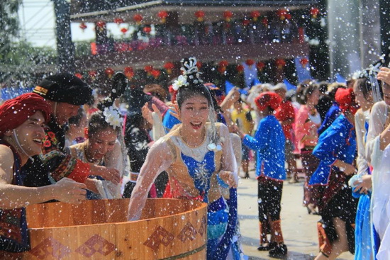3、七仙温泉嬉水节.jpg