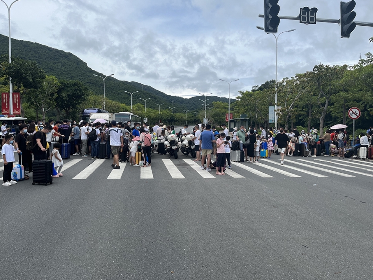 有民眾昨日接近中午時，在通往海南機場的國道上被擋住。（網上圖片）.jpg
