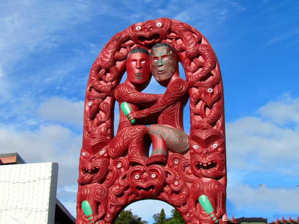 25毛利文化村的图腾雕像（摄影：冯赣勇）.jpg