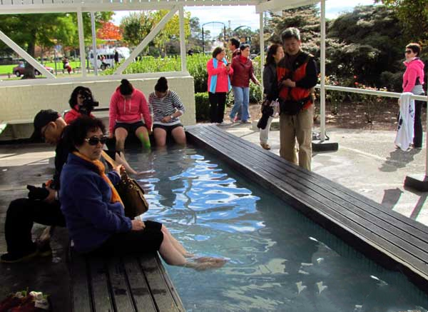 20街头公园温泉水中泡个脚（摄影：冯赣勇）.jpg