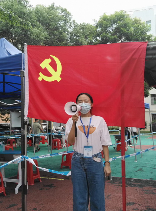 抗疫情48陈丕坚摄。宣传防疫政策（小图）.jpg
