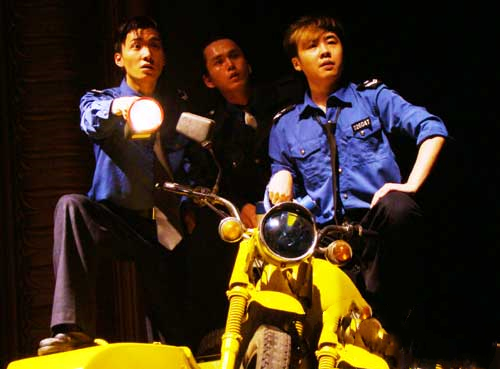 3程骏年左警察乙赵晓苏警察甲右.jpg