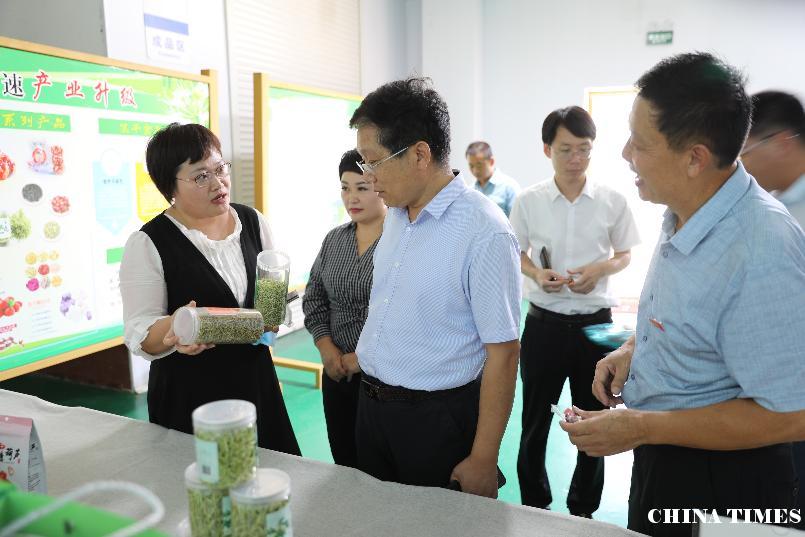临沂大学党委委员、纪委书记袁荣开到郑城镇走访调研