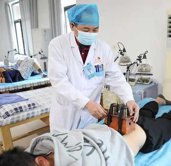 7、中医针刀专家杨永光为患者艾灸治疗（原图）.jpg