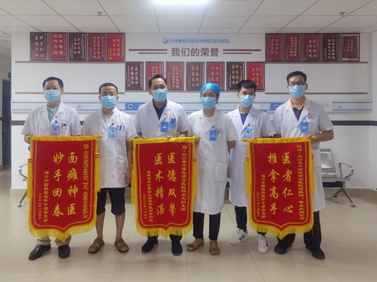 10康复患者赠送锦旗，并与罗海生医疗团队合影（原图）.jpg