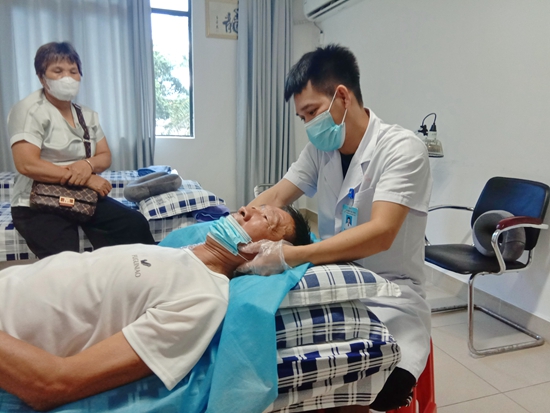 12、按摩师黄永庆为患者按摩（原图）.jpg