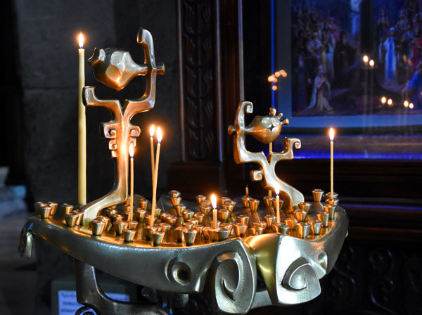 031祈福的烛台.jpg