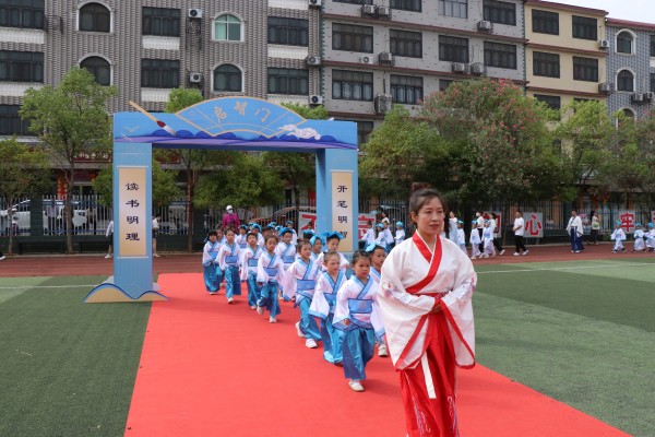 1664178087215535.jpg 步入启智门_副本.jpg