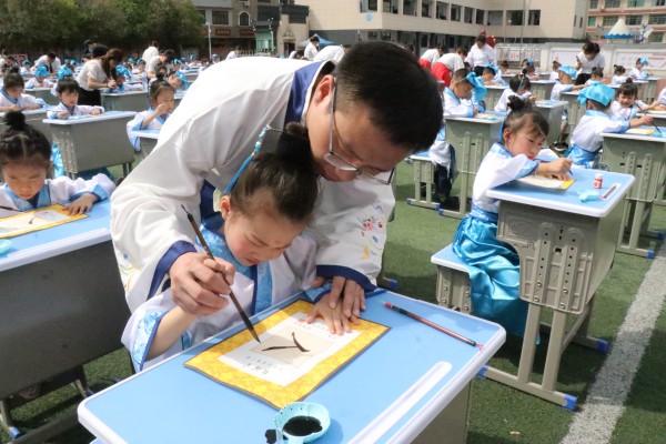 1664178190796616.jpg 手把手教导_副本.jpg