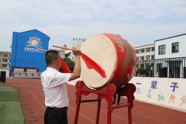 1664178217129358.jpg 击鼓明志(校长)_副本.jpg