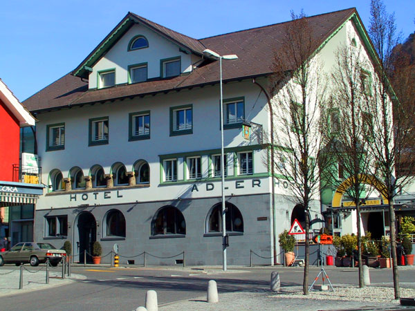 09瓦杜斯街头的酒店.jpg
