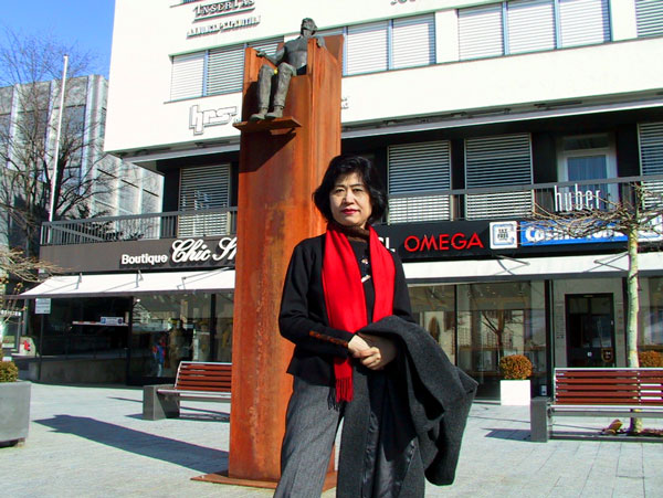 08街头商店前留影.jpg