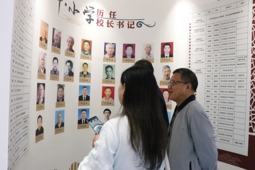 参观校史馆_副本.jpg