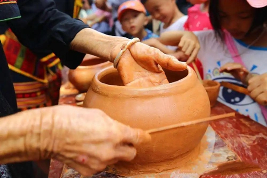 2、黎族制陶（大图）.jpg