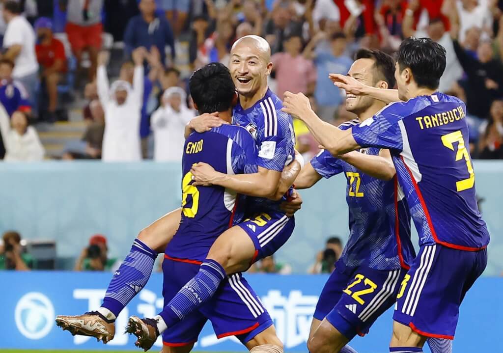前田大然（前左2）在卡達世界盃足球賽16強賽為日本踢進第一球，開心與隊友慶祝。（共同社）.jpg