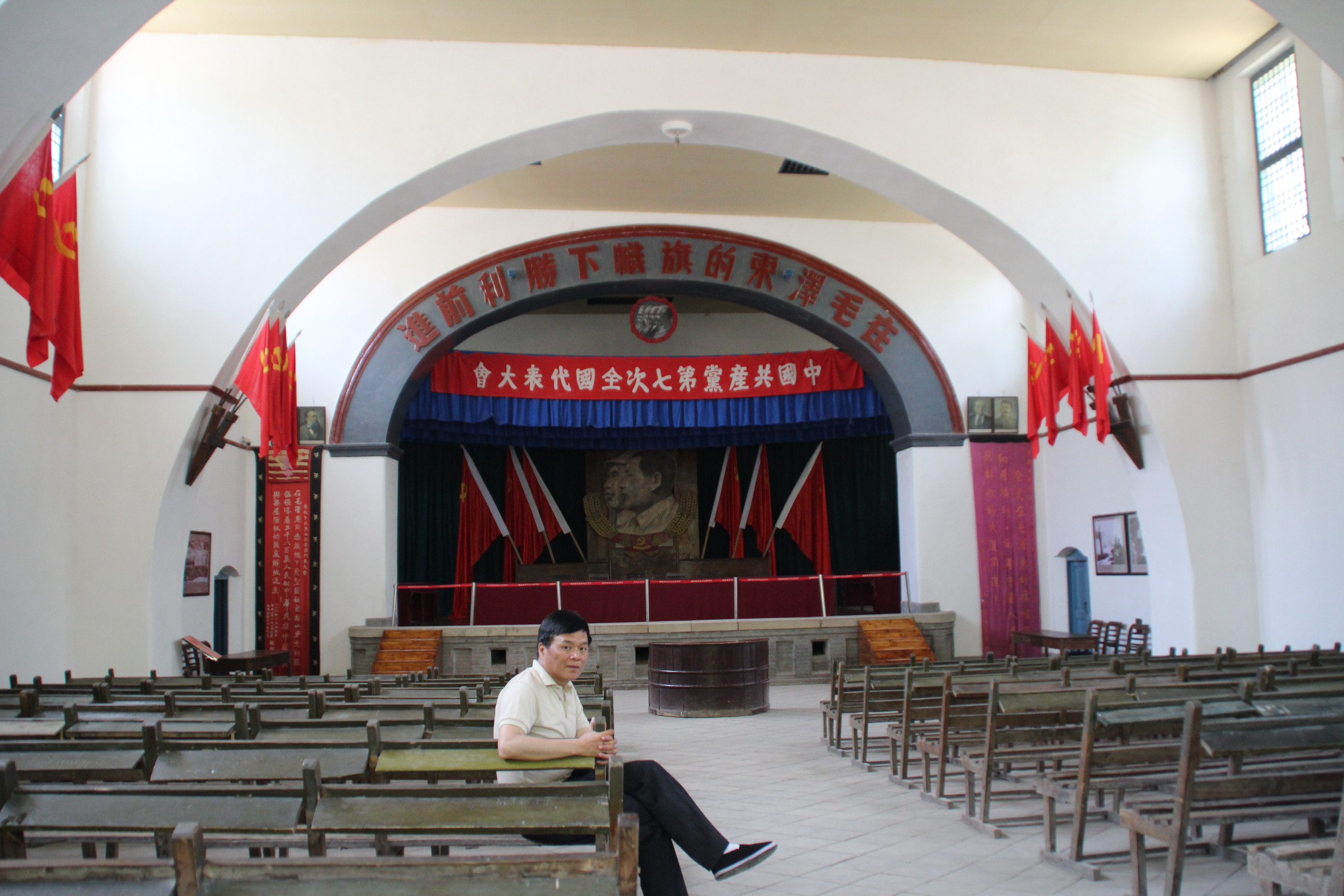 作者在中共七大会场旧址.jpg