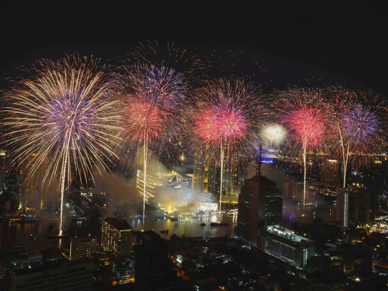 1672545079577014.jpg 曼谷煙火照亮河面上空。(美聯社).jpg