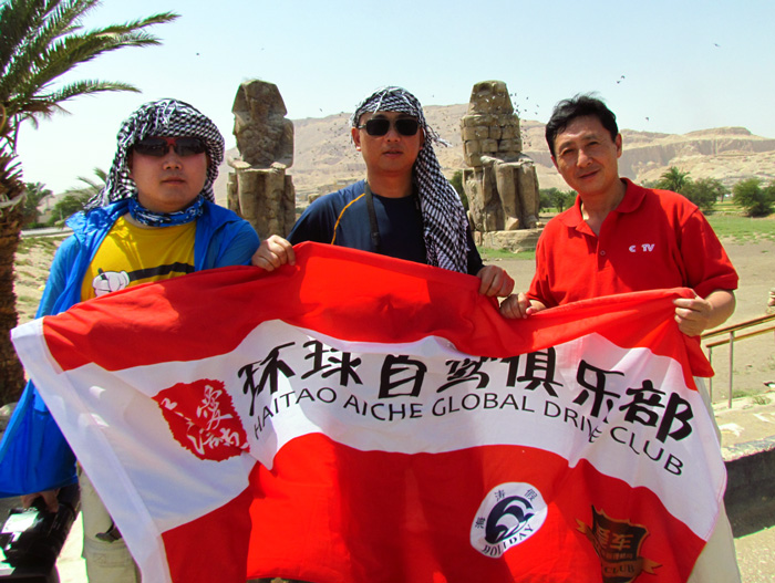 028记者在孟农神像前留影.jpg